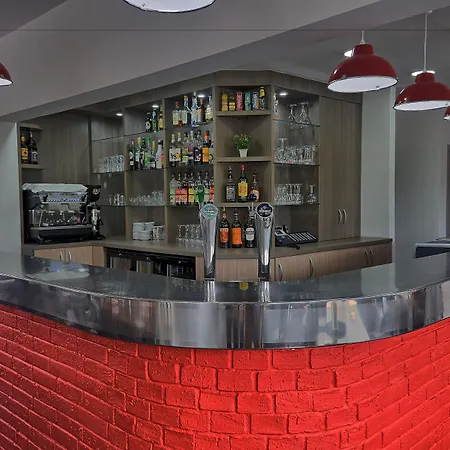 Hotel Restaurant Les Jardins D'epone 2*